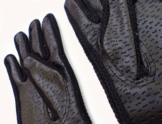 Load image into Gallery viewer, Vintage Lined 70s Black Faux-Leather Gloves 6-8 Y
