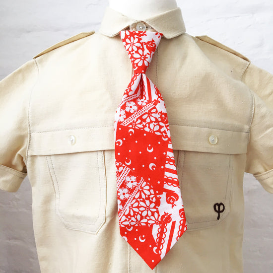 Load image into Gallery viewer, Vintage 70&amp;#39;s New Old Stock  Tie Made in England
