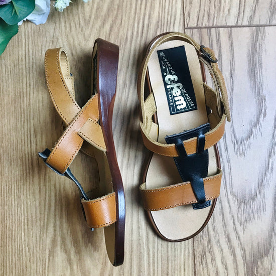 Load image into Gallery viewer, Deadstock 1970&amp;#39;s Vintage Brown Leather  Kids Sandals  Made in France EU 28, 30, 31
