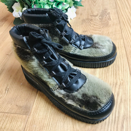 Load image into Gallery viewer, Deadstock 1970&amp;#39;s /80&amp;#39;s Children&amp;#39;s Cosy Vegan Furry Lined Low Boots  Made in Italy  EU 29-31-32
